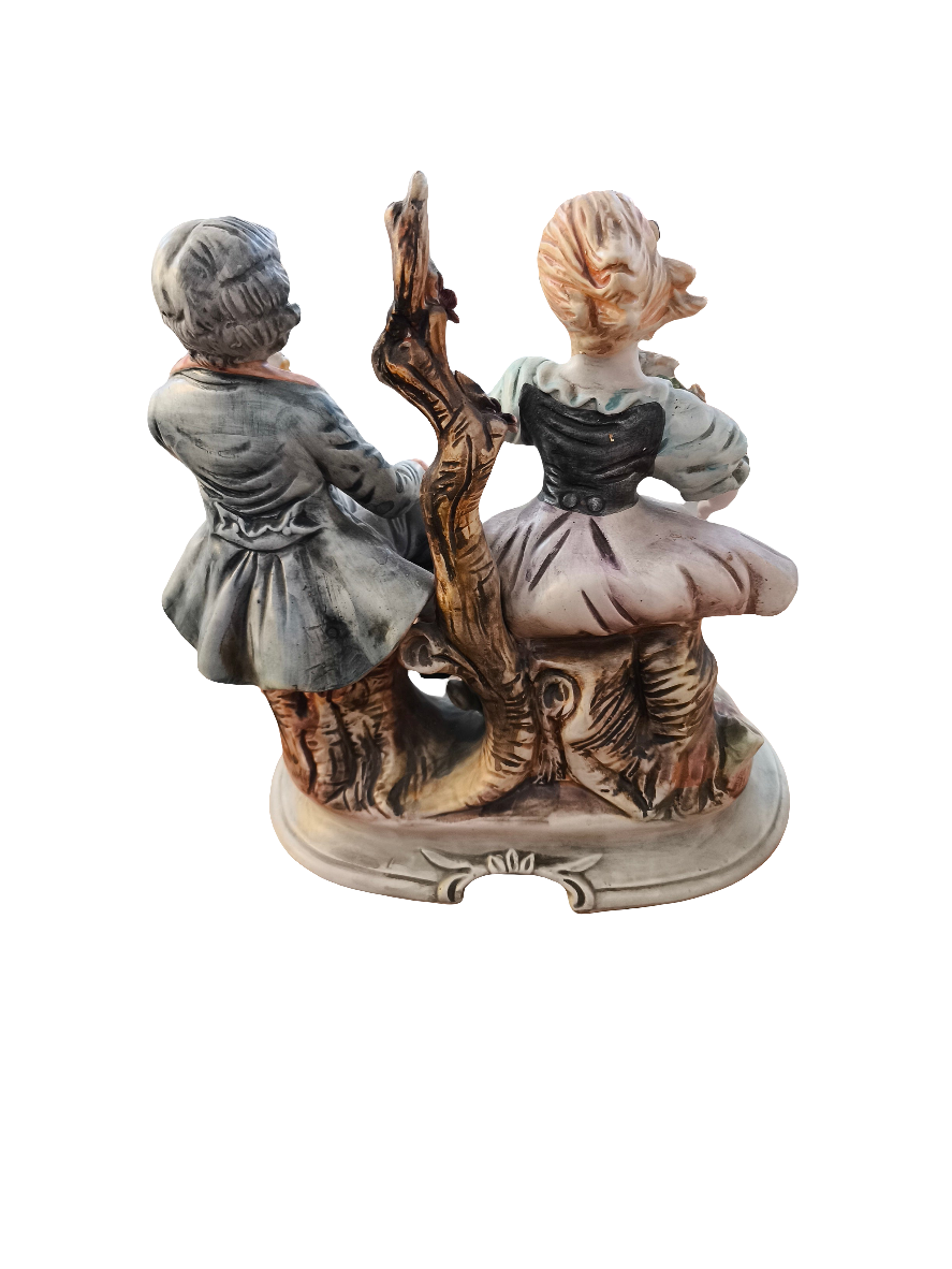 Capodimonte Scultura Ceramica Bambini Seduti Su Tronchi H 23cm
