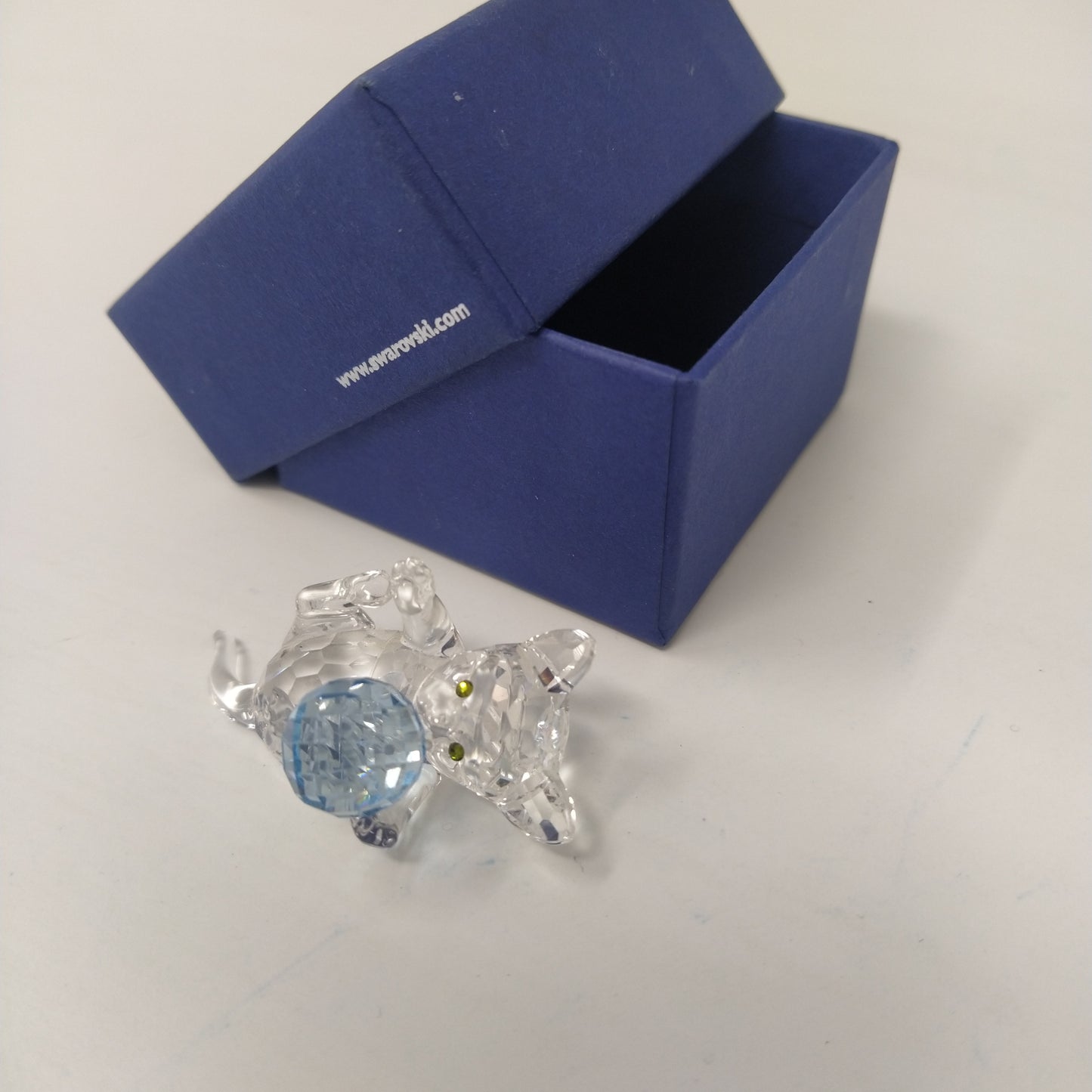 Swarovski Gattino trasparente con palla azzurra