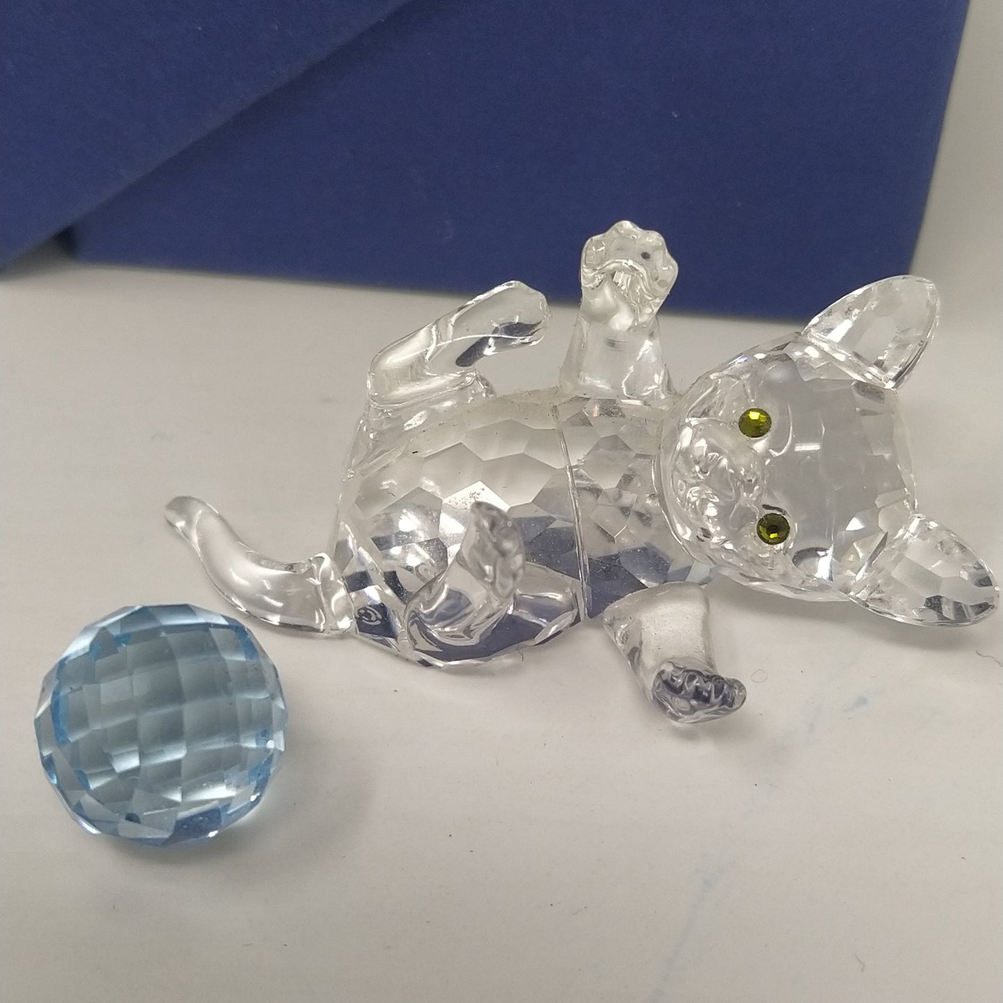 Swarovski Gattino trasparente con palla azzurra