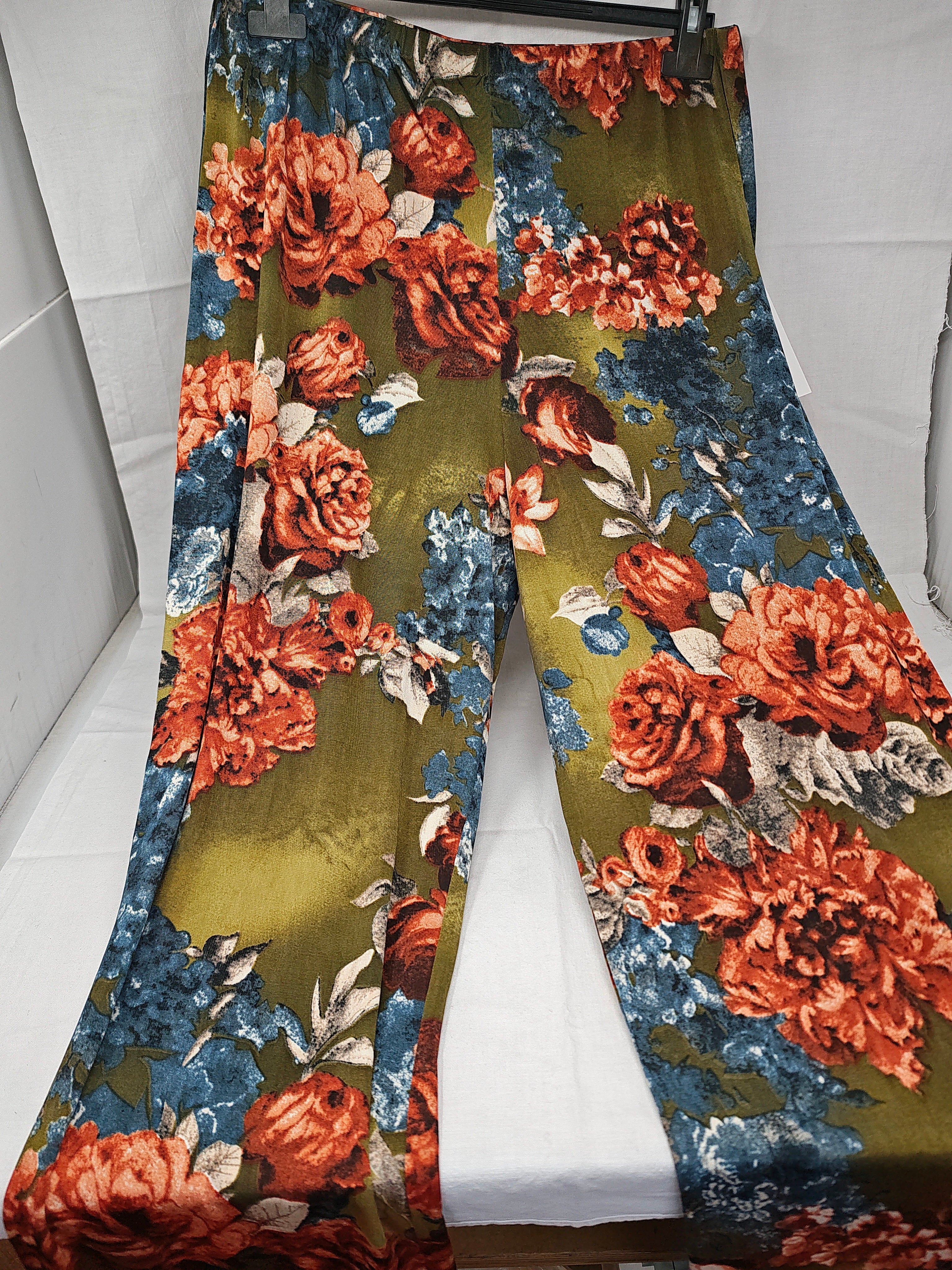 Capo Confegionato In Italia Pantaloni Morbidi Verde Fiorato L