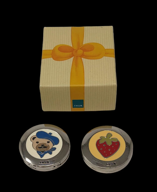 Thun Coppia Ganci Porta Borsa In Metallo Con Scatola Effigi Fragola/orso Con Cappello