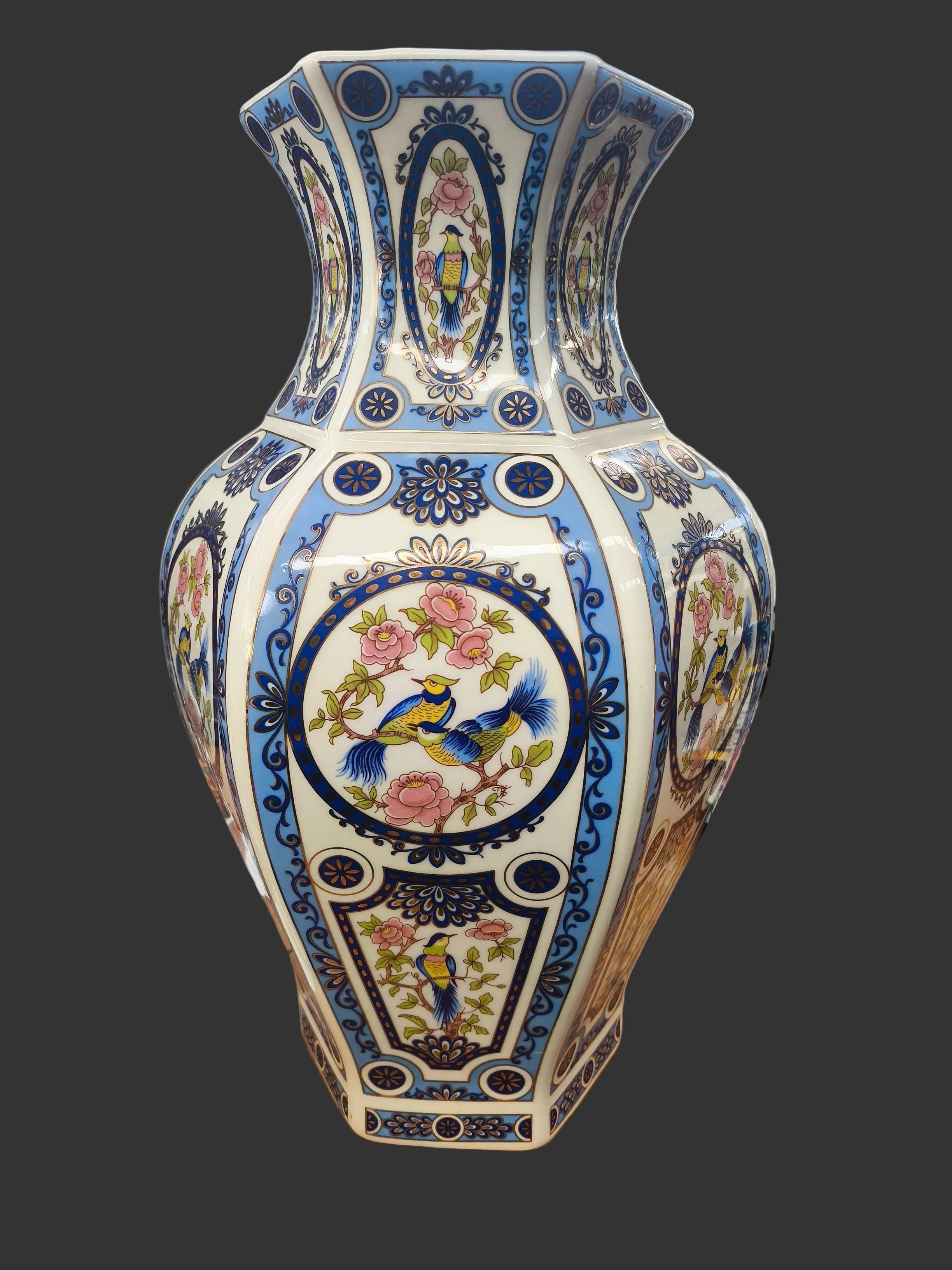 Vaso Cinese Esagonale H.36cm Motivi Floreali E Volatili Con Predominanza Del Blu E Azzurro Stuendo