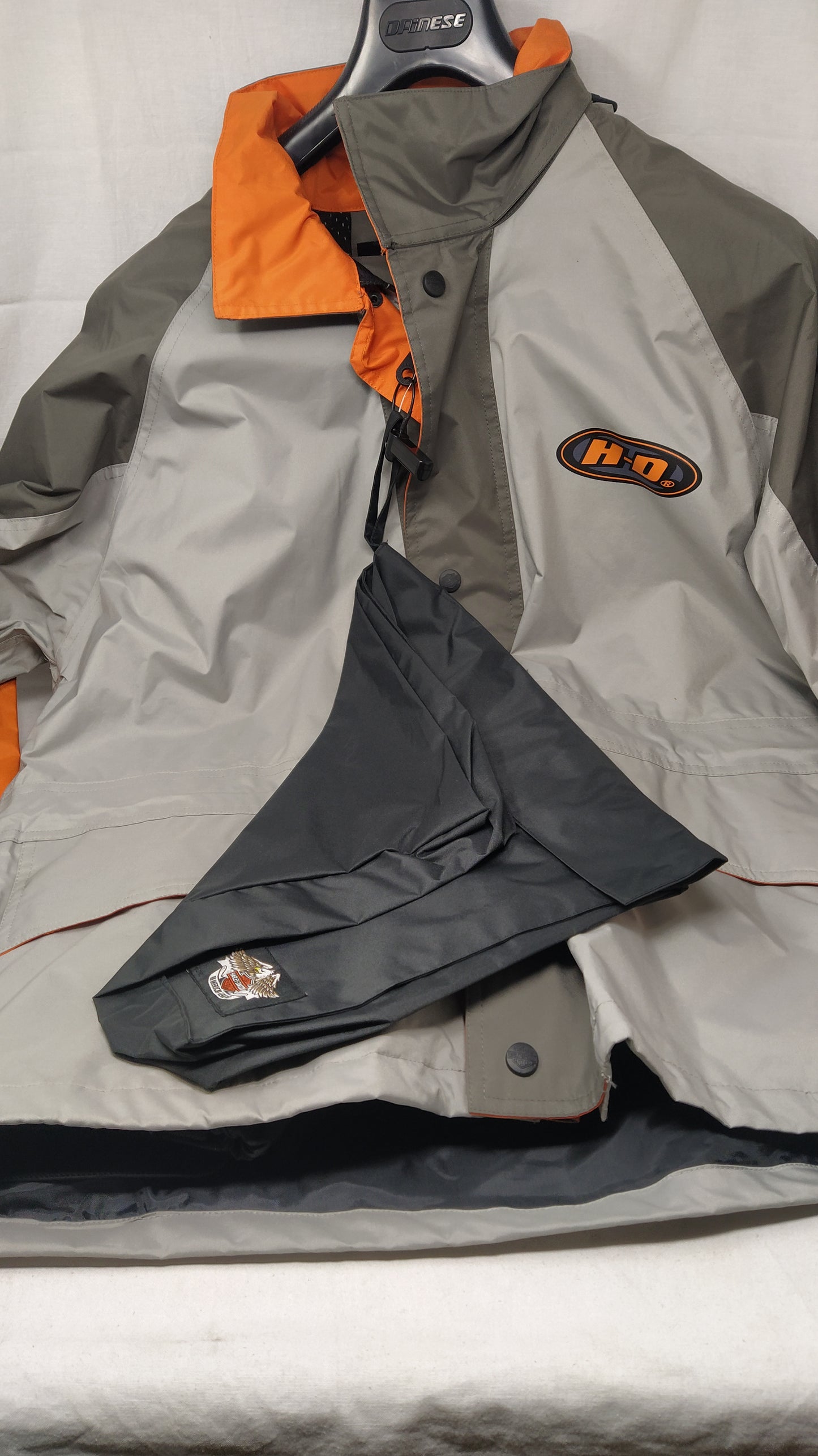 Harley Davidson Completo Antipioggia Giubbotto + Pantaloni Con Sacca M Nuovo