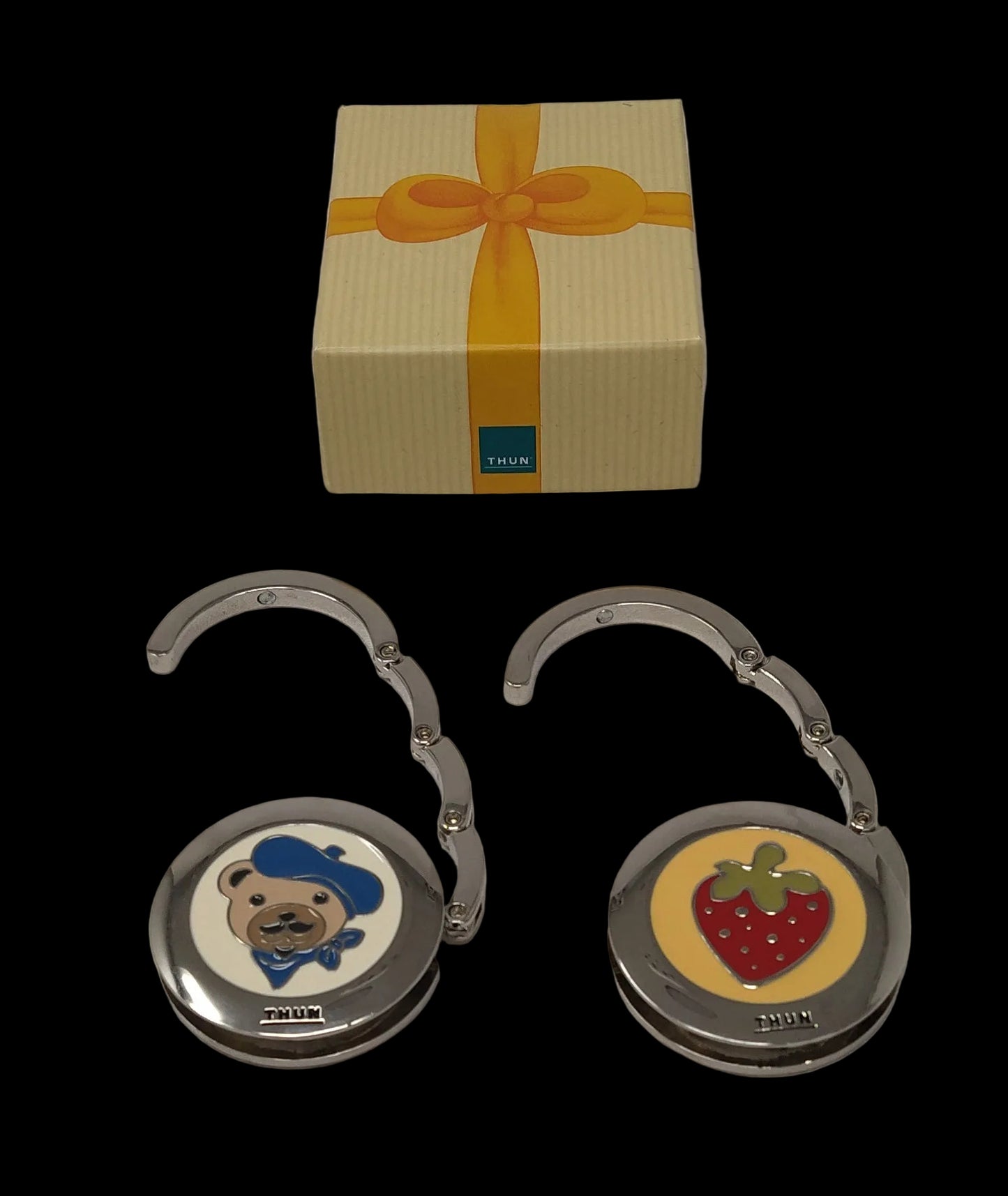 Thun Coppia Ganci Porta Borsa In Metallo Con Scatola Effigi Fragola/orso Con Cappello